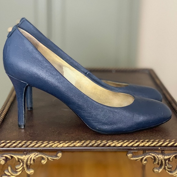Michael Kors Shoes - Michael Kors pump in navy with gold accents sz 10